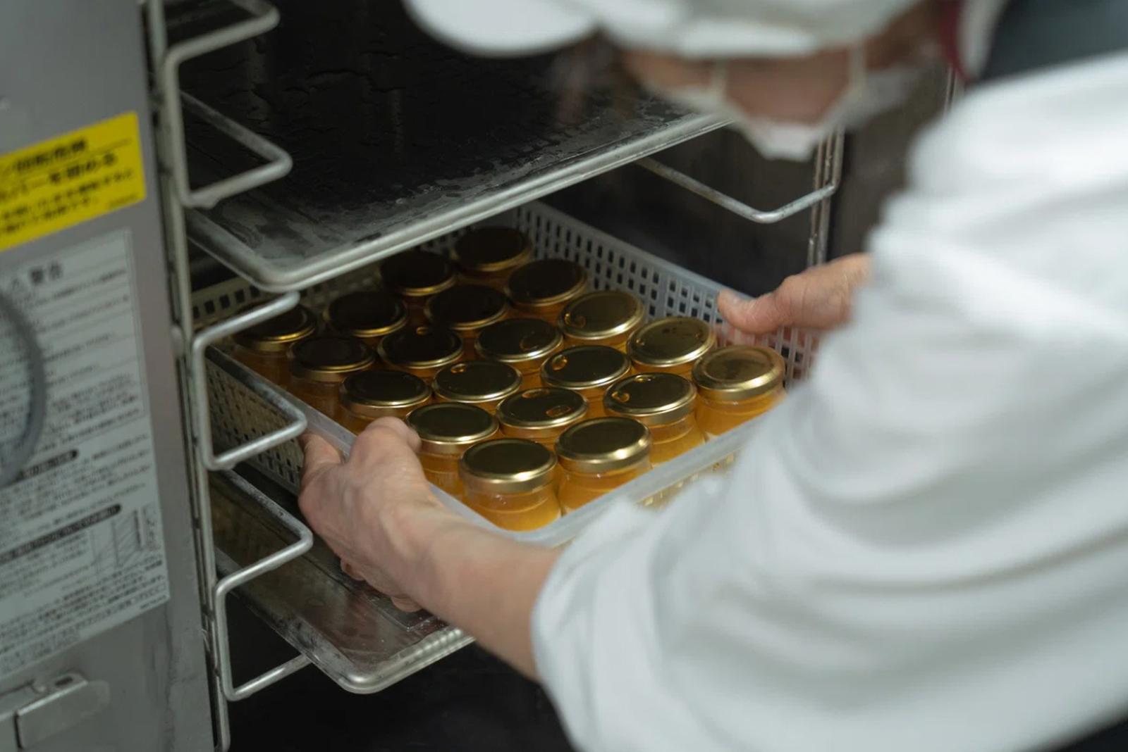 プリンの瓶詰め作業の様子